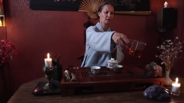 Çay Seremonisi Yapan Buddha Ejderha Heykelciklerinin Üzerine Sıcak Çay Döken — Stok video