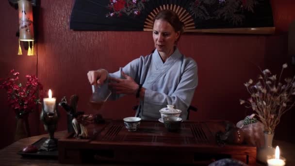Meisterin Kimano Dirigiert Teezeremonie Und Übergießt Figuren Mit Heißem Tee — Stockvideo