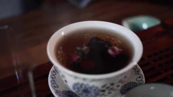 Çay Tepsisindeki Çin Çayı Sıcak Buhar Kaseden Geliyor Yakın Plan — Stok video