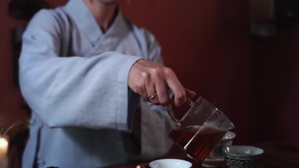 Kadın Çay Ustası Sıcak Çayı Kaseye Doldurur Buharla Kasenin Üzerinde — Stok video