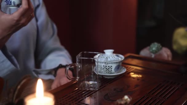 Teezeremonie Weibliche Teemeisterin Kimono Trinkt Erh Aus Einer Schüssel Während — Stockvideo