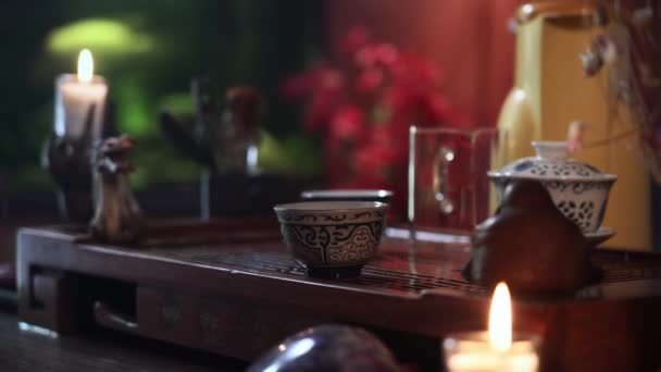 Teamaster Seremoni Için Bir Kase Çin Çay Yapraklarına Sıcak Döker — Stok video