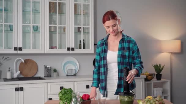 Młoda Kobieta Przygotowuje Wegetariański Koktajl Świeżych Warzyw Blenderze Stojąc Kuchni — Wideo stockowe