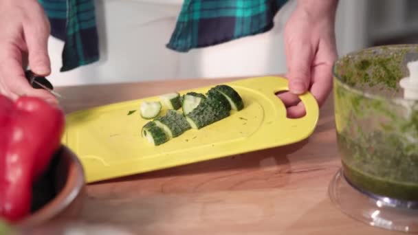 Kobieta Przygotowuje Zdrowy Koktajl Przekąskowy Świeżych Warzyw Wrzuca Krojony Ogórek — Wideo stockowe
