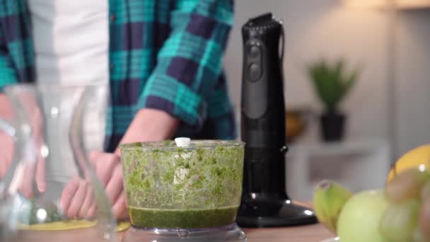Modern Diet Housewife Cuts Fresh Spinach Leaves Chopping Blender Making — Stock Video