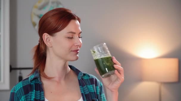 Dieta Retrato Mulher Bonita Segurando Smoothie Vegetariano Verde Nas Mãos — Vídeo de Stock