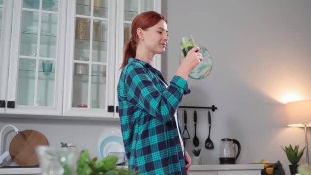 Diety Uśmiechnięta Kobieta Szklanką Świeżej Ciemności Zielonych Warzyw Stoi Kuchni — Wideo stockowe