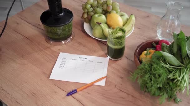Diéta Koncepció Asztal Kalóriaszámláláshoz Asztalon Turmixgép Zöldség Mellett Közelkép — Stock videók