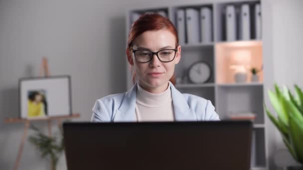 Gyönyörű Fiatal Felvesz Szemüveg Miközben Dolgozik Laptop Otthoni Irodában Távoli — Stock videók