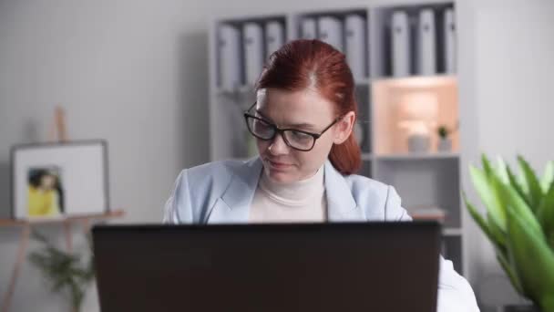 Portretul Unei Femei Fermecătoare Care Lucrează Computer Timp Stă Birou — Videoclip de stoc
