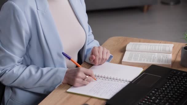 Молода Жінка Працює Офісі Робить Нотатки Блокноті Працює Ноутбуці Сидячи — стокове відео
