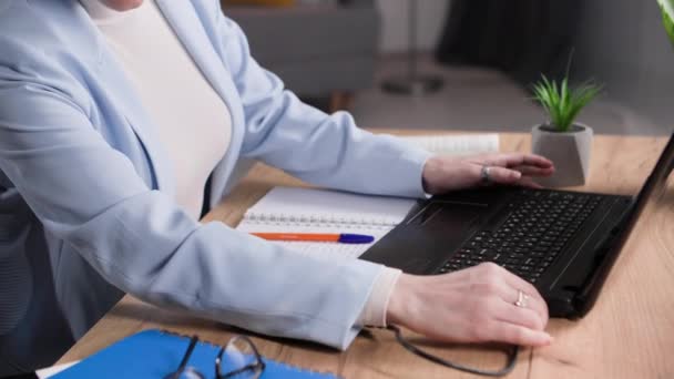 Női Irodai Alkalmazott Dolgozik Laptop Összeköt Egy Merevlemezt Hogy Információt — Stock videók