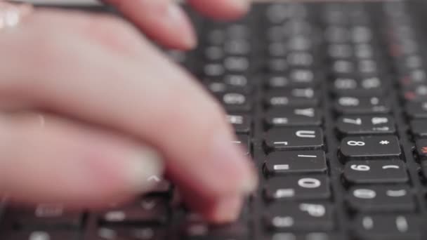 Kadın Eli Bilgisayarda Çalışıyor Masada Otururken Parmaklarını Klavyede Yazıyor Yakın — Stok video