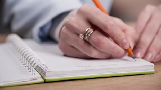Młoda Kobieta Długopisem Ręku Robi Notatki Notatniku Stole Podczas Pracy — Wideo stockowe