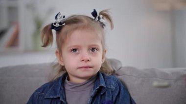 Çocuk sağlığı hizmetleri, şefkatli anne boğazı ağrıyan küçük tatlı kıza ilaç veriyor.