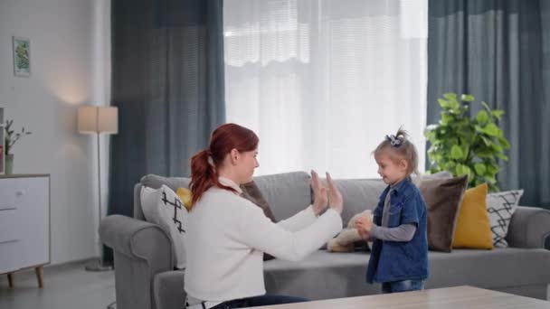 Educatieve Kids Games Zorgzame Vrouwelijke Ouder Samen Met Haar Kleine — Stockvideo