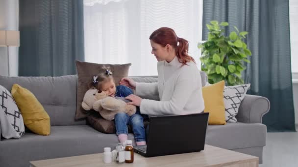 Choroba Dziecka Kochająca Matka Przekonuje Dziecko Wzięcia Leków Obserwacji Konsultacji — Wideo stockowe
