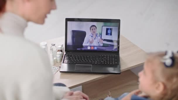 Online Συμβουλές Γιατρό Φροντίδα Των Γυναικών Γονέα Μαζί Την Κόρη — Αρχείο Βίντεο