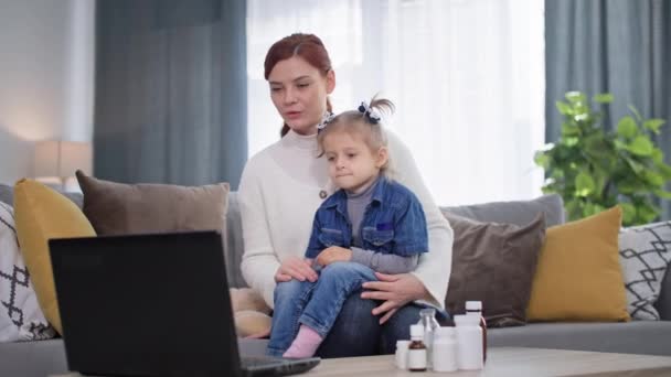 Kärleksfull Mor Med Ett Kvinnligt Barn Famnen Berättar För Sin — Stockvideo