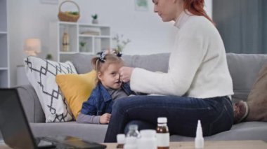 Virüs ya da enfeksiyon sevdalısı, kadın ebeveyn internette küçük kızın kanepede yattığı için kendini iyi hissetmediğini söylüyor.