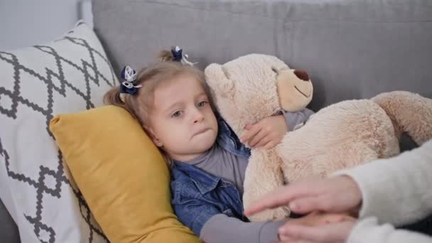 Wsparcie Macierzyńskie Opiekuńczy Rodzic Kobieta Delikatnie Głaskanie Ręki Jego Córeczki — Wideo stockowe