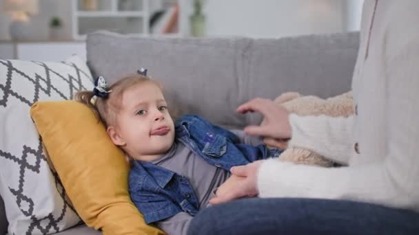 Schattig Klein Meisje Ligt Kussen Liefdevolle Vrouwelijke Ouder Kalmeert Kind — Stockvideo