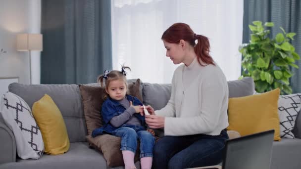 Grippe Maladie Parent Féminin Petite Fille Coaxing Commencent Goutte Goutte — Video