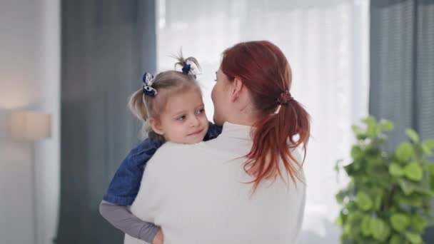 Barndom Portrett Søt Liten Jente Med Hestehaler Armene Til Kvinnelig – stockvideo