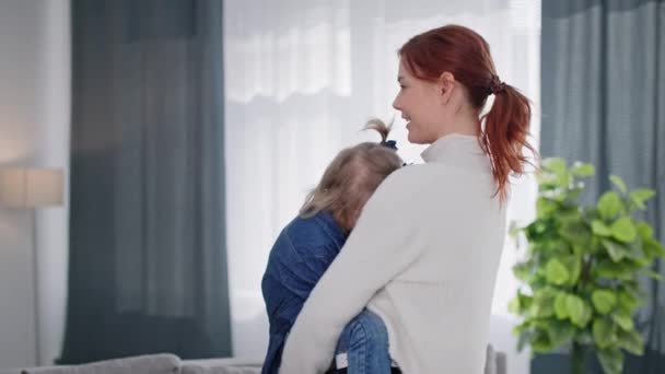 Moederschap Klein Meisje Met Opscheppen Haar Armen Gelukkig Vrouwelijke Ouder — Stockvideo