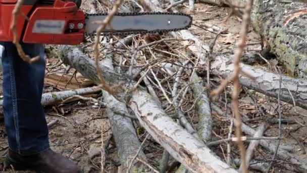 Starší Dřevorubec Drží Motorovou Pilu Rukou Při Stání Ulici Kácí — Stock video
