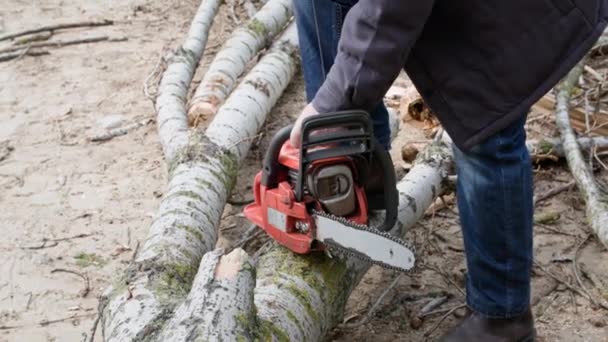 Dřevorubec Starší Muž Spustí Motorovou Pilu Řezání Dřeva Pozadí Větví — Stock video