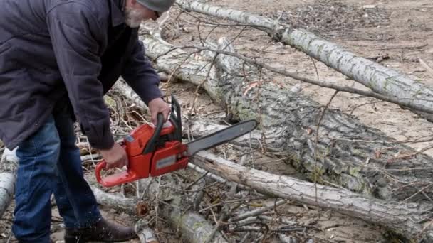 Dřevorubec Starší Muž Brýlích Pomocí Motorové Pily Rozdělí Strom Pahýly — Stock video