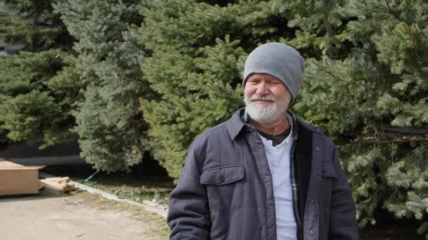 Портрет Красивого Пожилого Мужчины Шляпе Седой Бородой Топором Собирается Рубить — стоковое видео
