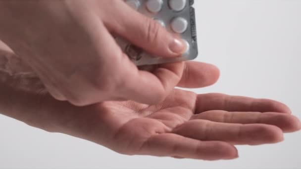Mujer Joven Aprieta Una Píldora Ampolla Puño Para Aliviar Estrés — Vídeos de Stock