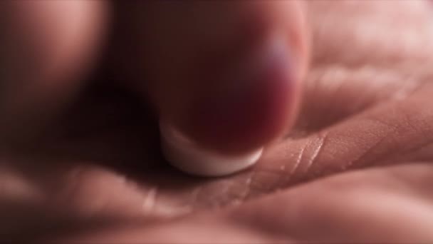 医疗制剂 女用手从手掌取出药丸 以减轻疼痛和疾病症状 — 图库视频影像
