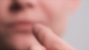 Genç bir kadın soğuk algınlığını veya acıyı tedavi etmek için ilaç kullanıyor.