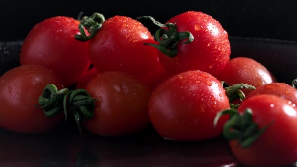 Gröda Saftig Cocktail Tomat Varm Bakgrund Beströdd Med Vattendroppar Mörk — Stockvideo