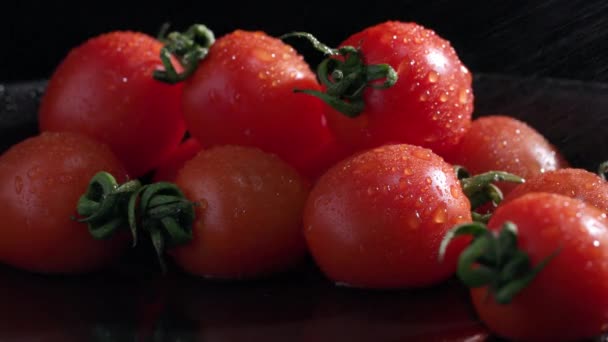 Colheita Madura Gotas Água Voam Deliciosos Tomates Cereja Fundo Escuro — Vídeo de Stock