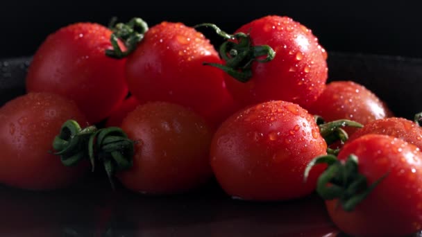 Tomates Cereja Maduros Gotas Água Encontram Fundo Escuro Close — Vídeo de Stock
