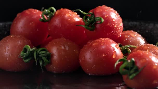 Legumes Saudáveis Tomates Maduros Frescos São Polvilhados Com Água Sobre — Vídeo de Stock