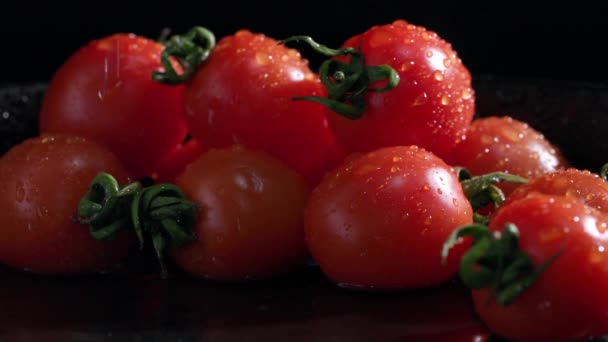 健康的な野菜 黒い背景に水滴を背景にした新鮮なトマト クローズアップ — ストック動画