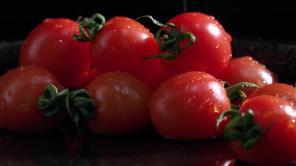 Tomates Cereja Maduros São Polvilhados Com Gotas Água Fundo Preto — Vídeo de Stock