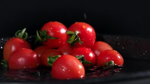 熟したジューシーな野菜はジューシーなトマトの水の背景のプレートに落ち クローズアップ — ストック動画