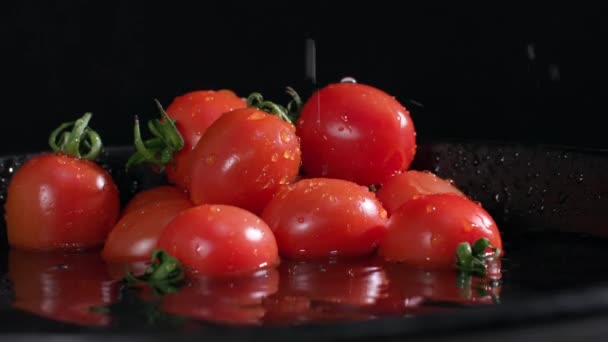 新鲜采摘的樱桃西红柿用深色底色的水洗 — 图库视频影像