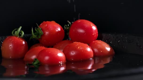 Colheita Verduras Tomates Maduros Caem Água Contexto Escuro Salpicos Espalham — Vídeo de Stock