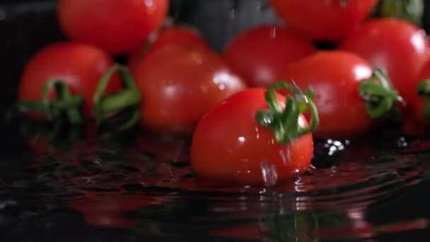 Cosecha Fresca Tomates Cherry Apetitosos Caen Agua Con Salpicaduras Voladoras — Vídeos de Stock