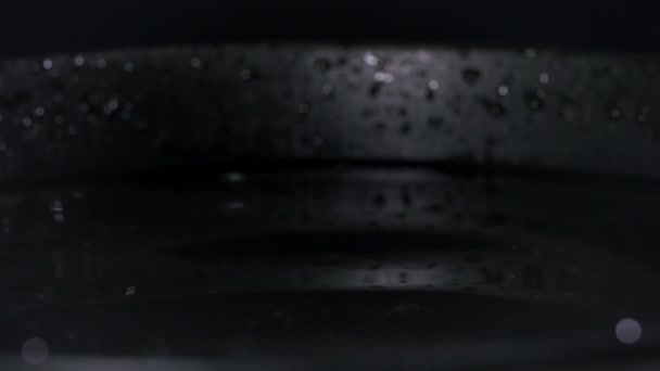 Стиглий Свіжий Лимон Падає Тарілку Водою Темному Фоні Крупним Планом — стокове відео