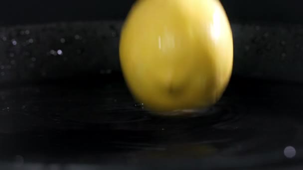 Citrusvruchten Rijpe Citroenen Vallen Een Bord Water Plons Verspreiden Zich — Stockvideo