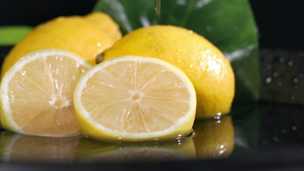 Suda Olgun Sulu Limonlar Egzotik Meyvelerin Üzerine Dökülen Fıskiyelerini Okumak — Stok video