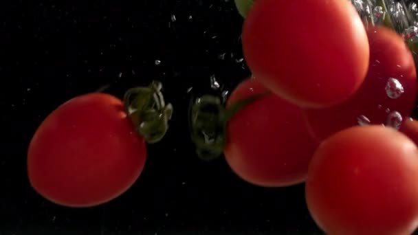 Спелые Вкусные Помидоры Черри Падают Воду Пузырьками Воздуха Темном Фоне — стоковое видео
